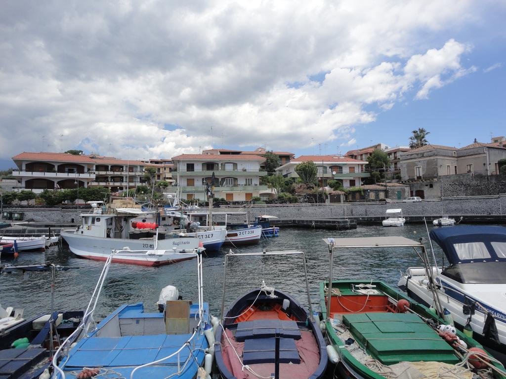 Appartamento Sul Mare Ачиреале Екстериор снимка