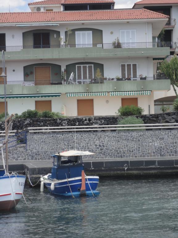 Appartamento Sul Mare Ачиреале Екстериор снимка